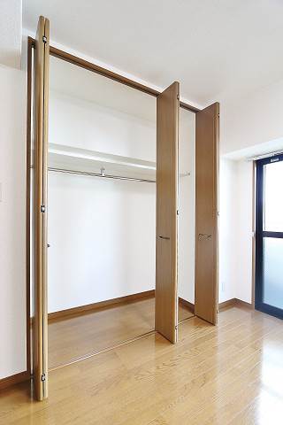 奥行きたっぷりの収納です　たくさん入りますよ