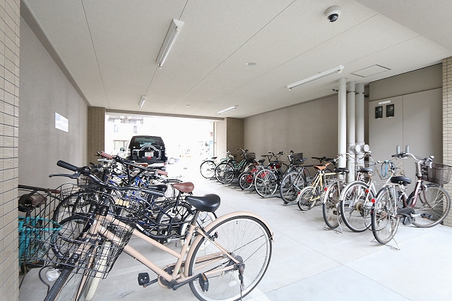 雨の日も安心の屋根付き駐輪場です