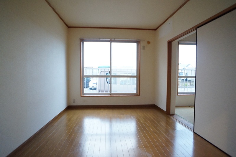 こちらの洋室にも窓があります