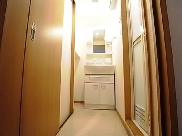 独立洗面台で朝の準備もバッチリ