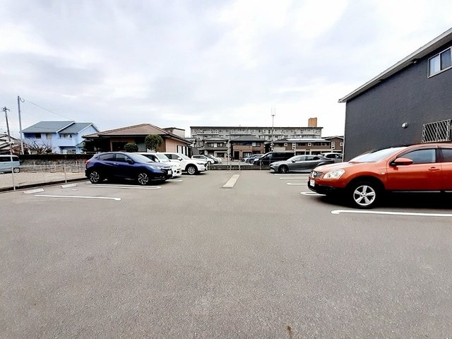 敷地内駐車場も空いております。