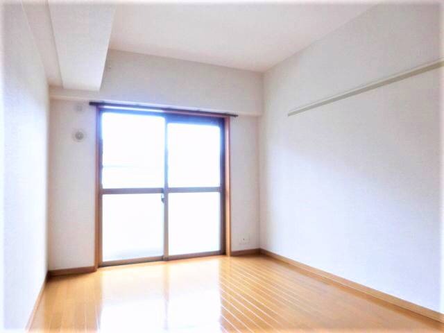 洋室も明るいですね。
