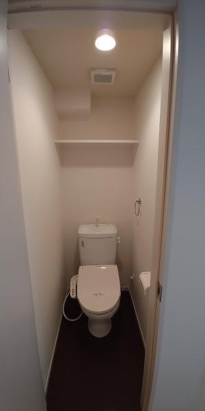 棚付きの清潔なお手洗いです