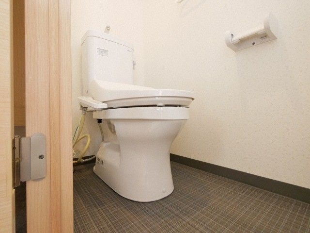 白色で清潔なお手洗いですね