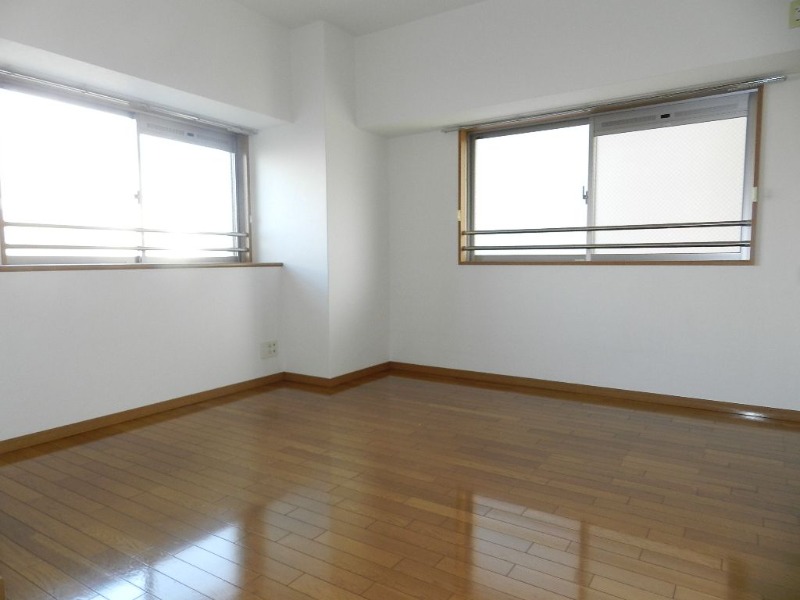こちらの洋室は日当たりがいいですね