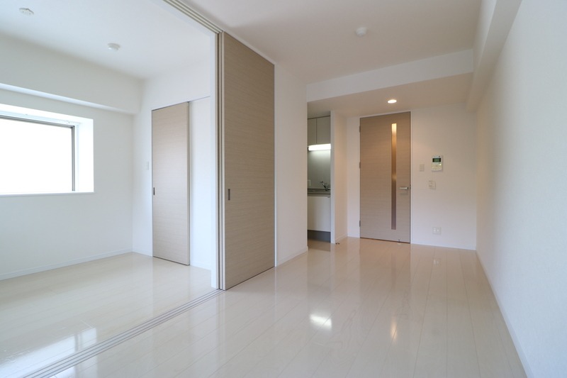 白基調で明るい雰囲気のお部屋です