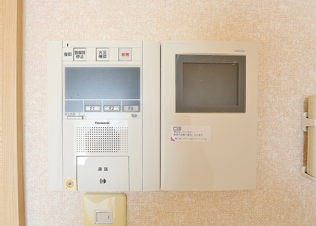 モニター付きで来訪者の確認も可能