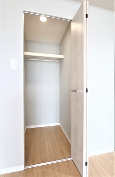 かさばりやすいお洋服もたっぷり収納可能です