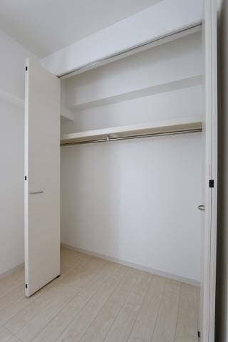 大きなウォークインクローゼットでお部屋スッキリ
