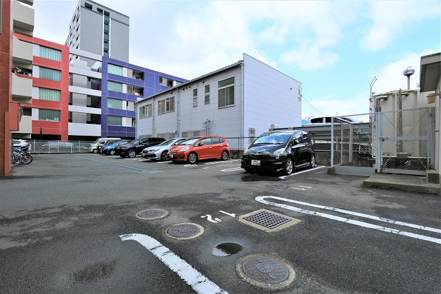 マンション裏に駐車場があります
