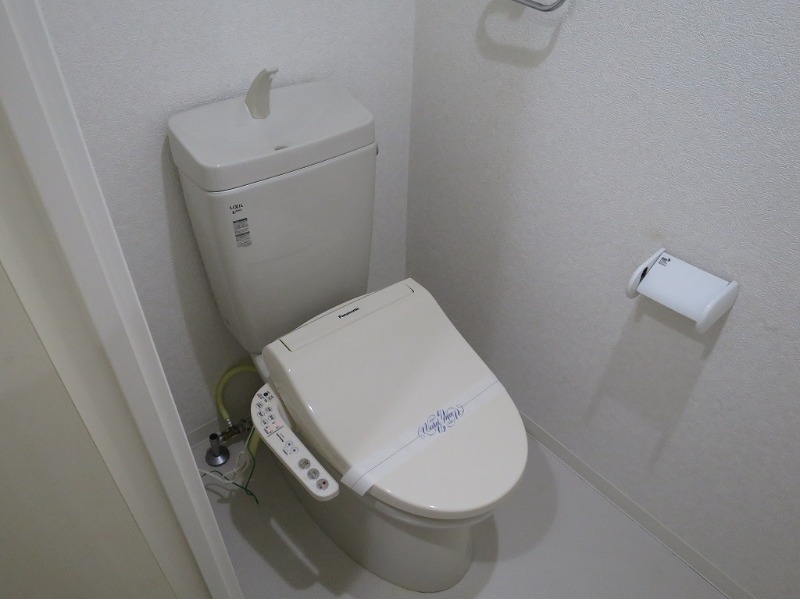 温水洗浄便座完備。