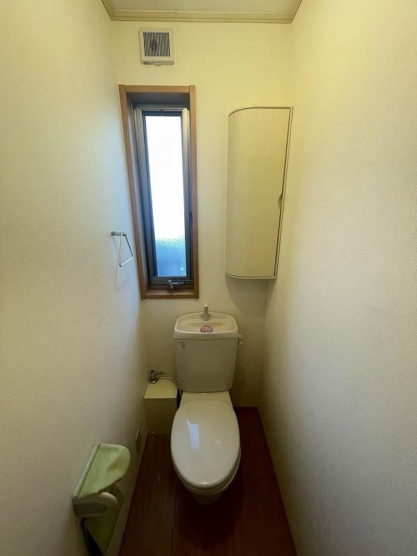 トイレに窓がついてます。