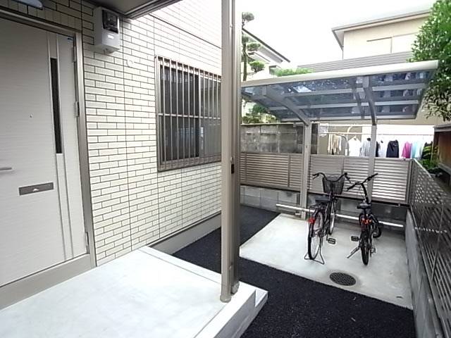 駐輪所スペースも屋根付きです