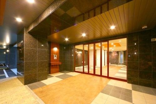 まるで分譲マンションのような高級感あるエントランスです