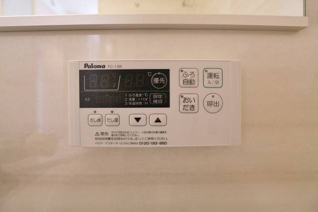 お風呂のお湯加減はこちらで調節