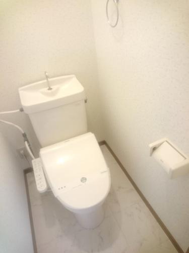 温水洗浄便座完備。