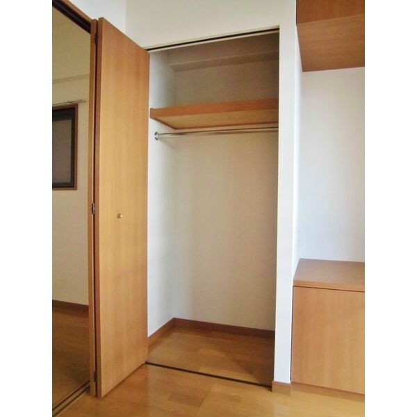 お洋服はたっぷり収納可能です