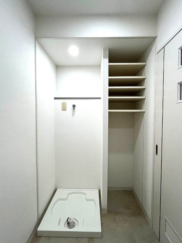 室内洗濯機置場完備。