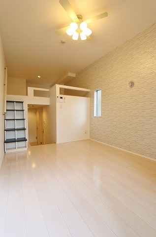 天井が高いお部屋です