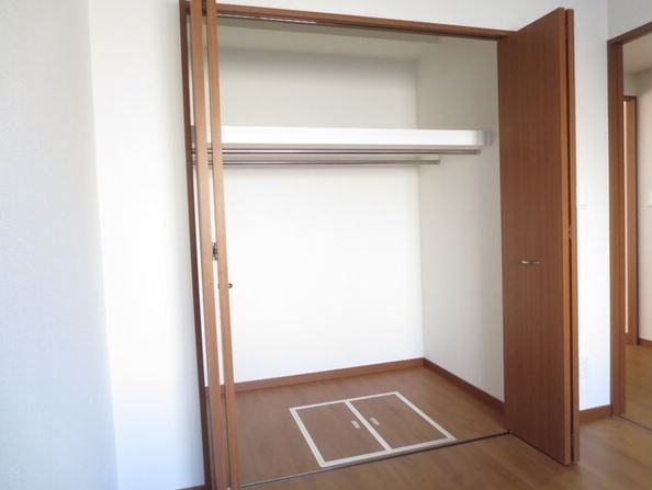 かさばりやすいお洋服もたっぷり収納可能です