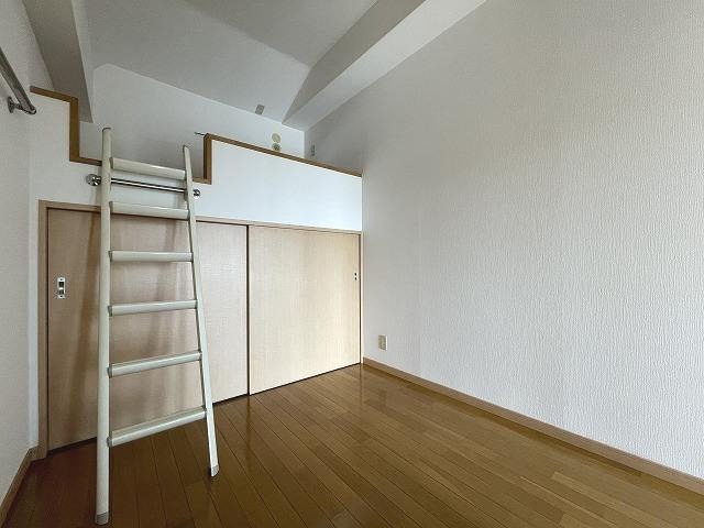 こちらは寝室にピッタリの洋室です