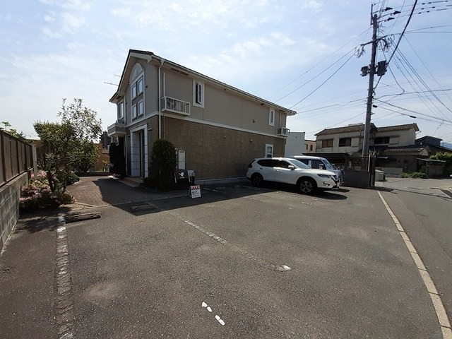 敷地内駐車場完備。