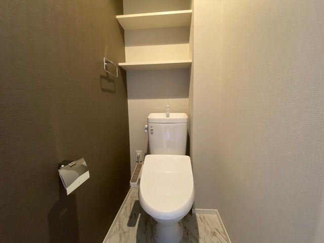 棚付きの便利なお手洗いです