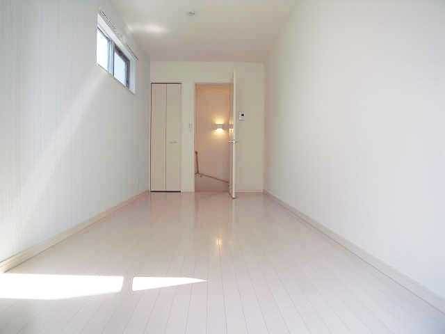 白基調の明るいお部屋です