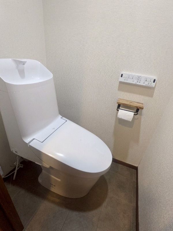 温水洗浄便座完備。