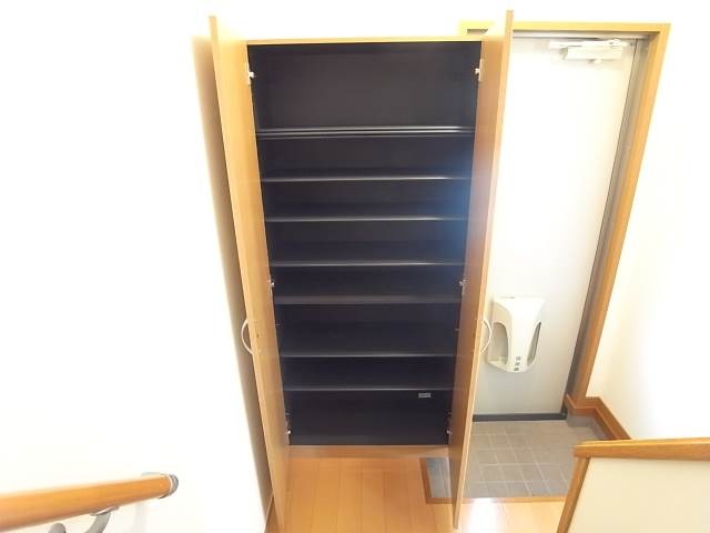 玄関収納も大きめ。