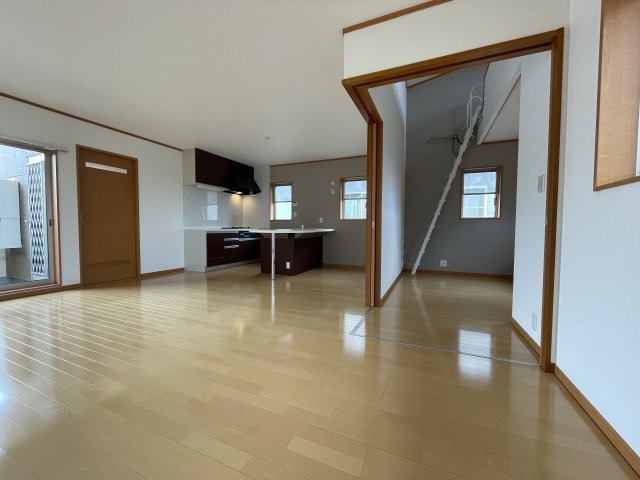 家具の配置に困らないリビングですね