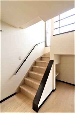 お部屋に階段かっこいいです。