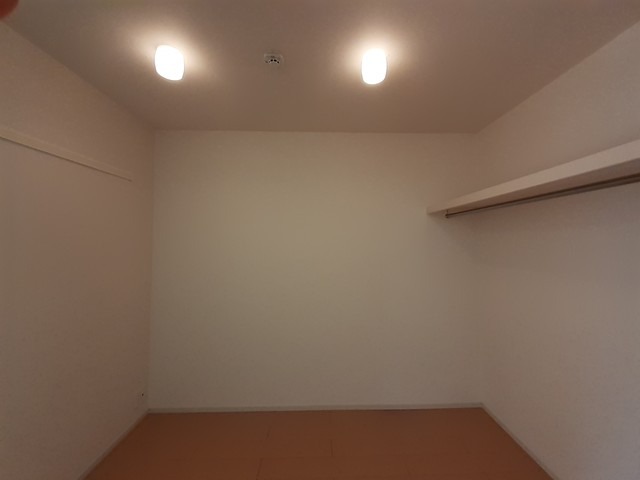 奥行きのあるウォークインクローゼットです。