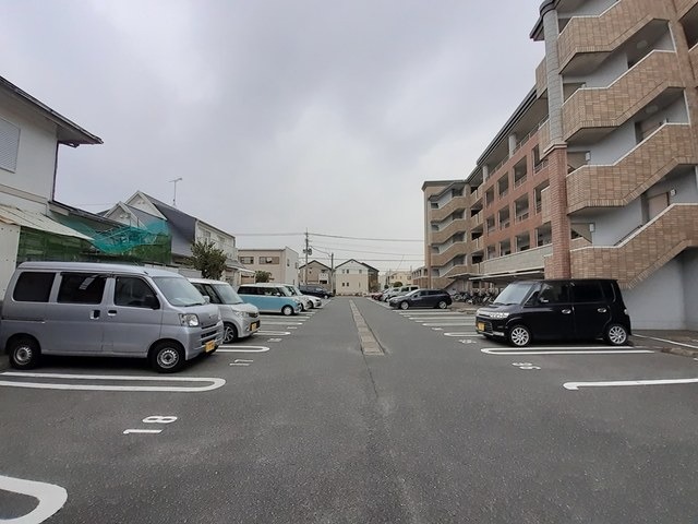 敷地内駐車場完備。