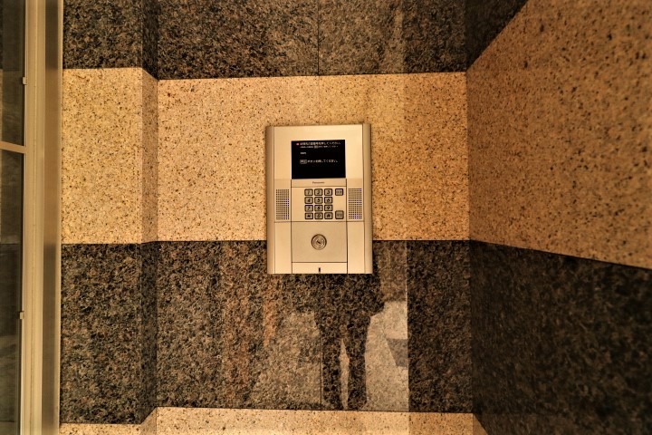 オートロックで守ります。