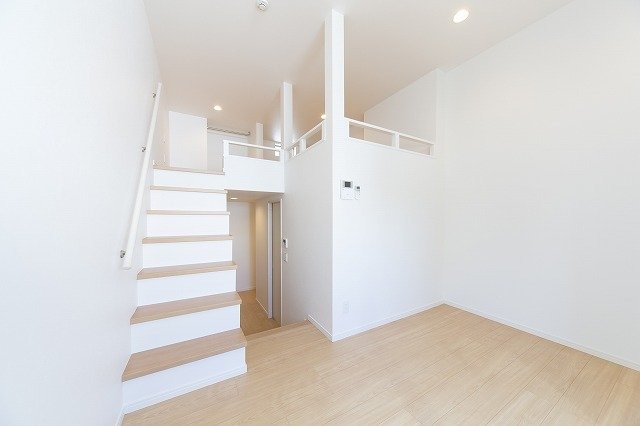窓が大きく明るいお部屋です