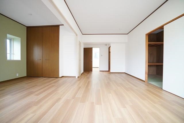 家具の配置がしやすいリビングですね