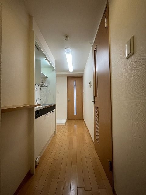 キッチンから洋室に伸びる廊下です