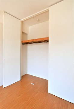かさばりやすいお洋服もたっぷり収納可能です