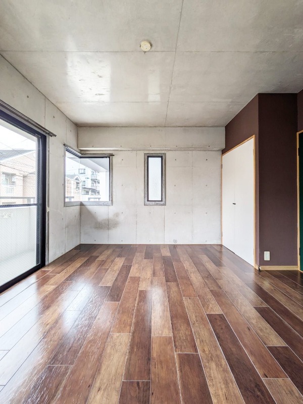 窓が多く明るいお部屋です。