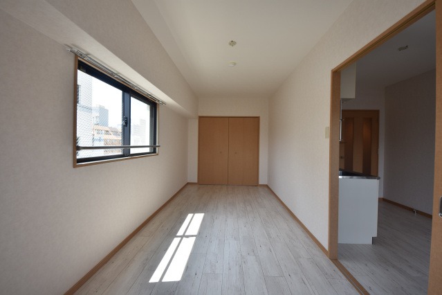 こちらは寝室にピッタリの洋室です
