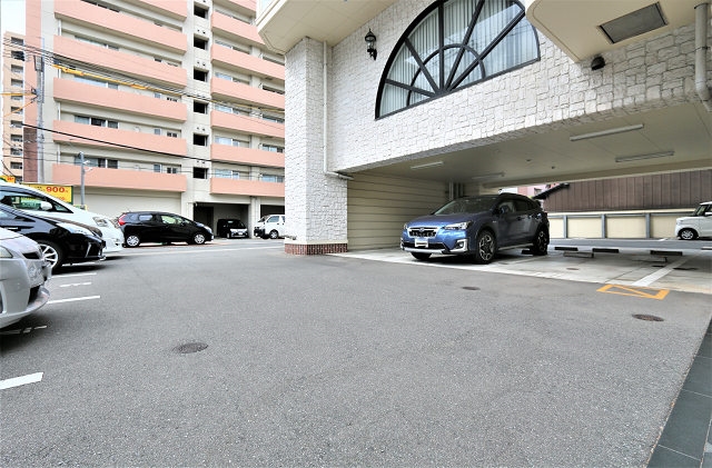 マンション1階部分に駐車場があります
