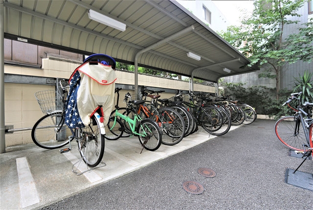 マンション裏に駐輪場があります