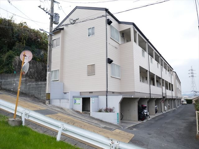 駐車場は屋根付きです。