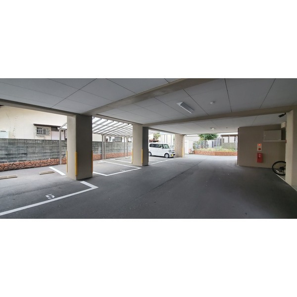 敷地内駐車場あります。