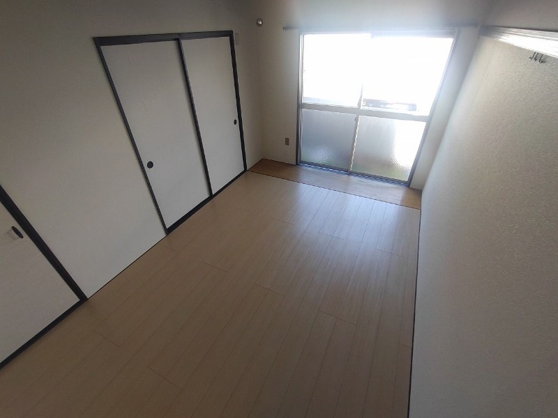 室内は明るいです。