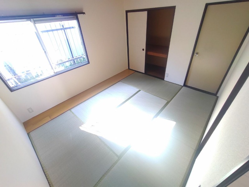 窓には窓には格子があります。