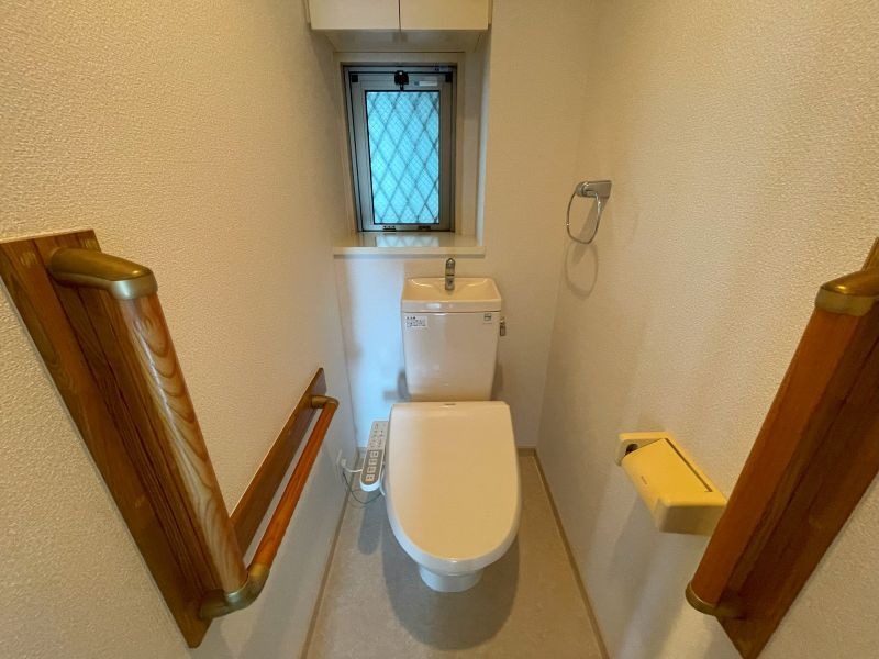 窓があり空気の入れ替えができるトイレです