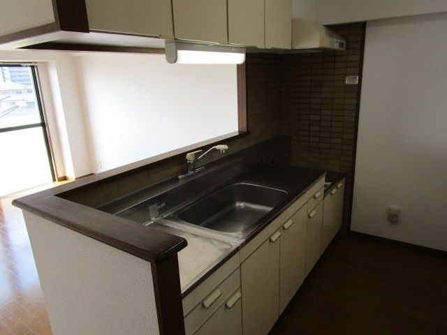 大きなキッチンで料理が楽しくなりますね