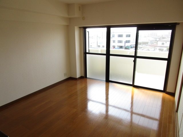 窓が大きくて部屋が明るいですよ